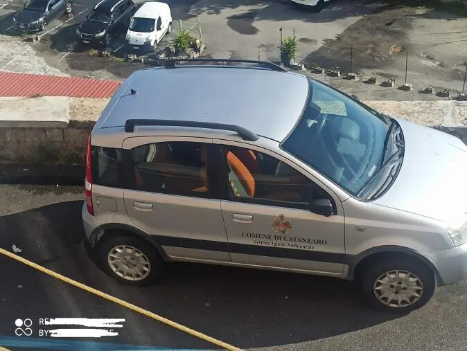 Catanzaro, mancano i parcheggi e il Comune "dimentica" da mesi un'auto sulle strisce blu images Catanzaro, mancano i parcheggi e il Comune "dimentica" da mesi un'auto sulle strisce blu
