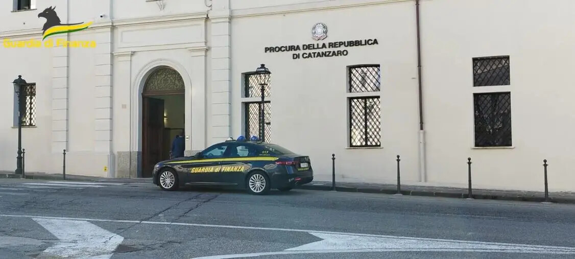 Catanzaro, abusivismo finanziario: arrestati 2 promotori e sequestrati oltre 1,8 milioni (NOMI) images Catanzaro, abusivismo finanziario: arrestati 2 promotori e sequestrati oltre 1,8 milioni (NOMI)