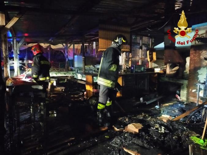 images Incendio a Lamezia Terme in un locale: non ci sono danni a persone