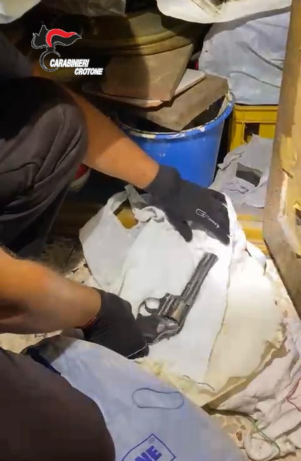 Crotone. A casa con una revolver clandestina: arrestata una 50enne images Crotone. A casa con una revolver clandestina: arrestata una 50enne