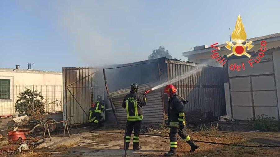 images Crotone, incendio in un magazzino: distrutti 4 ciclomotori 