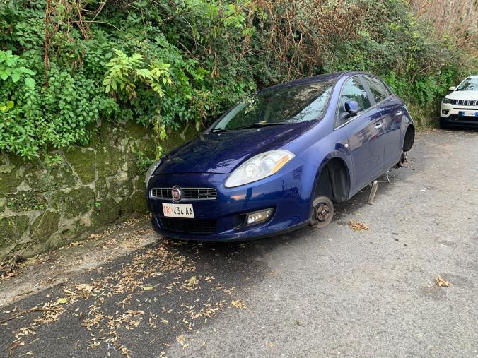 Catanzaro. Rubate nella notte le ruote dell’auto della Croce Rossa images Catanzaro. Rubate nella notte le ruote dell’auto della Croce Rossa