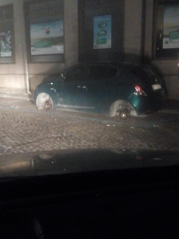 images Rubano le ruote di un’auto e la lasciano sui mattoni: aumentano i furti  nel centro storico 