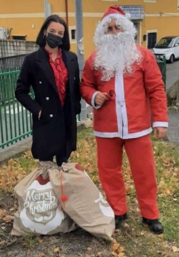 Catanzaro, i Quartieri portano Babbo natale: donati i giocattoli ai bambini della scuola Jano’ images Catanzaro, i Quartieri portano Babbo natale: donati i giocattoli ai bambini della scuola Jano’