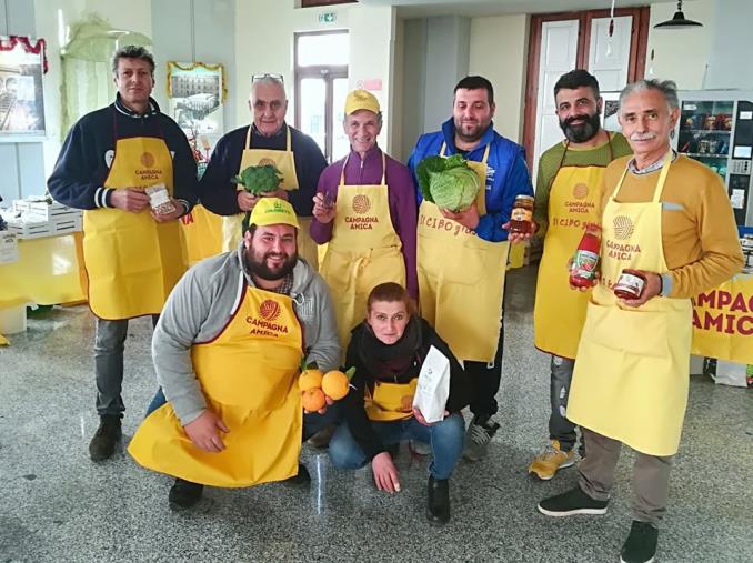 Catanzaro, piace il mercato di Coldiretti in Funicolare images Catanzaro, piace il mercato di Coldiretti in Funicolare