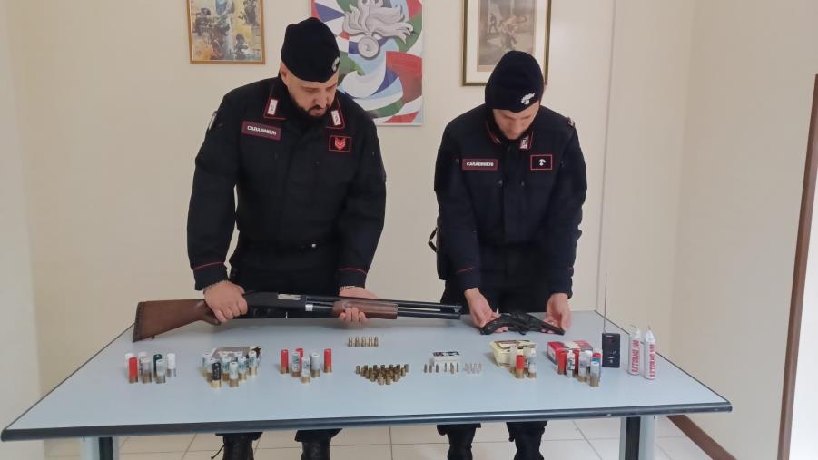 images Girifalco, fucile e pistola a casa: arrestato un 38enne