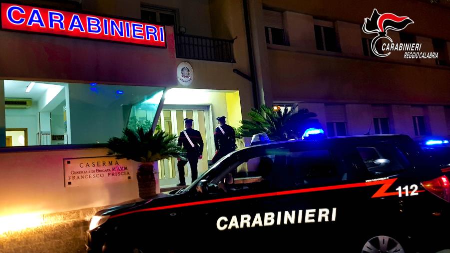 images Panico a Bianco, nigeriano a spasso con un coltello minaccia abitanti e carabinieri: arrestato 