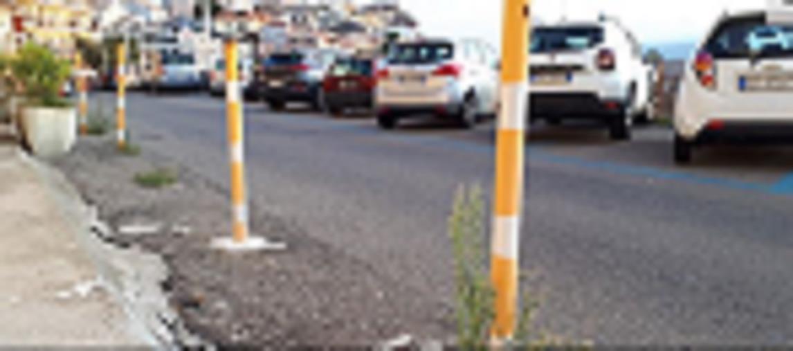 images Us Catanzaro 1929, vicino il difensore Pinna. Appello degli Ultras al popolo giallorosso