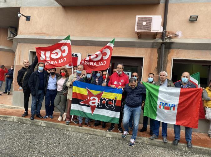 Violenza fascista a Roma, a Catanzaro suona la sveglia: in centinaia solidali con la Cgil images Violenza fascista a Roma, a Catanzaro suona la sveglia: in centinaia solidali con la Cgil