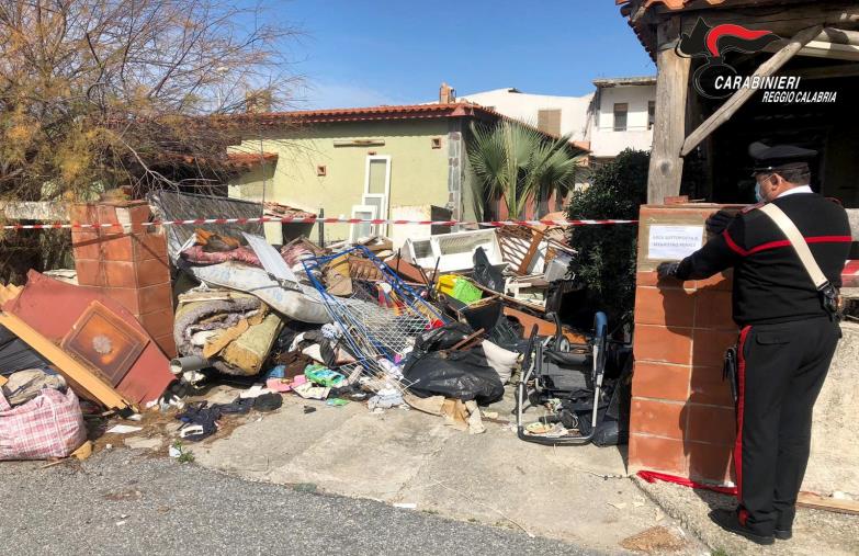 San Ferdinando. Sequestrata una discarica abusiva di rifiuti: denunciato un 60enne images San Ferdinando. Sequestrata una discarica abusiva di rifiuti: denunciato un 60enne