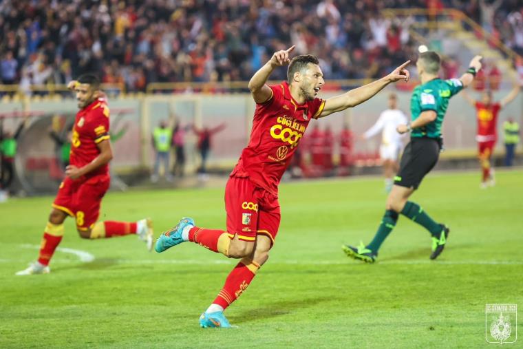 images Il corsivo giallorosso, nella 10a giornata il Catanzaro "suona" la nona sinfonia diretta da Vivarini