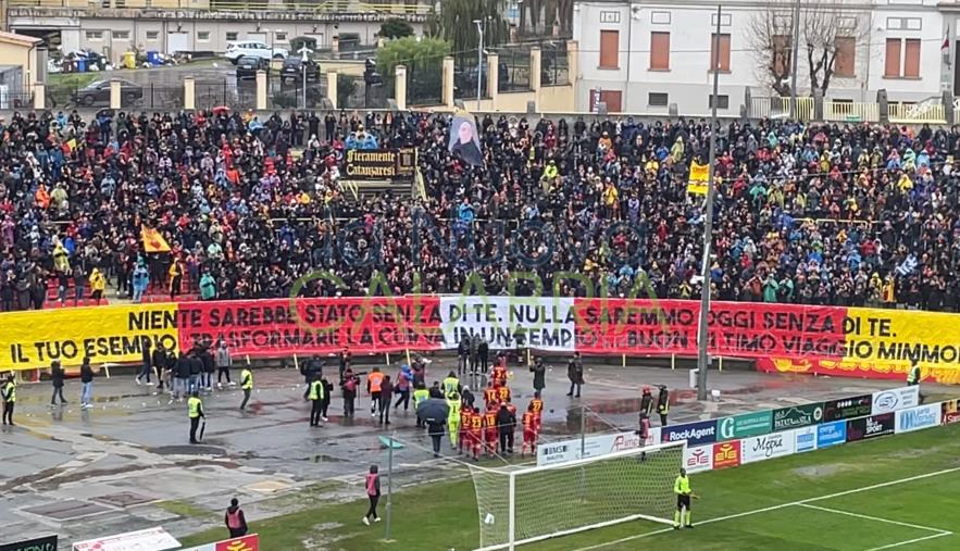 images Catanzaro, l'omaggio del Ceravolo a Mimmolino: fiori in curva dai giallorossi (VIDEO)