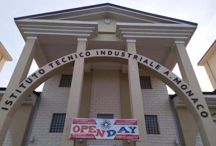 images Gli extraterrestri "sbarcano" a Catanzaro nel primo romanzo di Rosario Massara