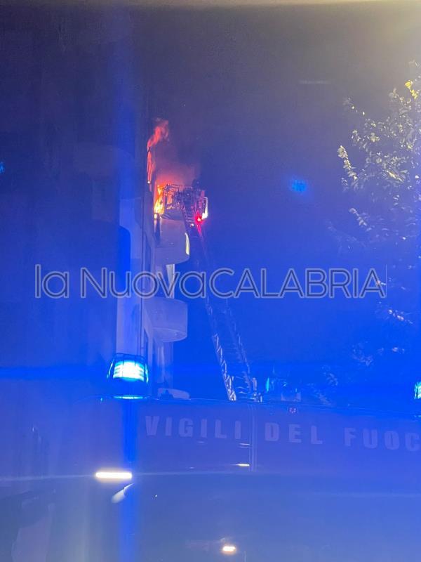 Tragedia a Catanzaro, a fuoco una palazzina: 3 morti e diversi feriti images Tragedia a Catanzaro, a fuoco una palazzina: 3 morti e diversi feriti