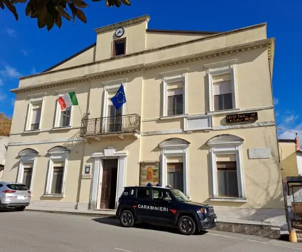 San Vito sullo Ionio, scosso il puzzle del personale: tre a 36 ore e uno escluso, interrogativi sulla variazione del PIAO