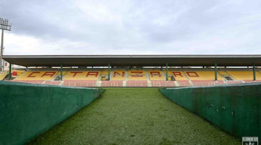 images Stadio Ceravolo, avviata la rimozione delle vetrate delle tribune