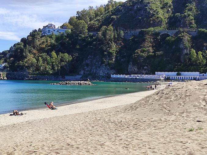 Residence Baia di Copanello, la replica dell’amministrazione: “Nessun abuso, ricostruzione dell’Opat non corrispondente ai fatti”