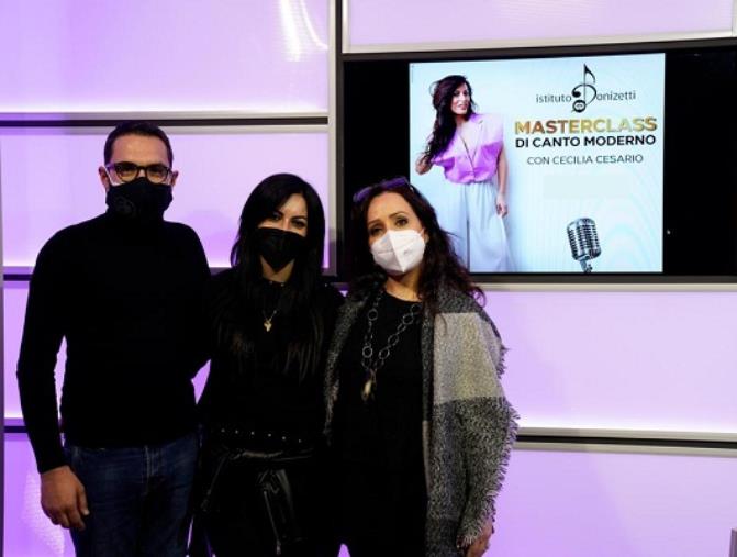 Crosia. La vocal coach Cecilia Cesario dalla trasmissione "Amici" al 'Donizetti' di Mirto images Crosia. La vocal coach Cecilia Cesario dalla trasmissione "Amici" al 'Donizetti' di Mirto