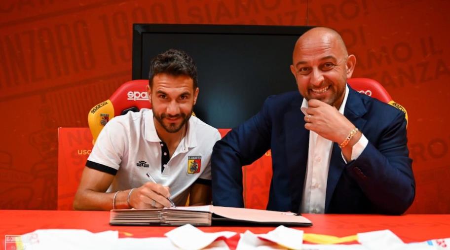 images Us Catanzaro 1929, colpo in attacco: biennale per Alessio Curcio