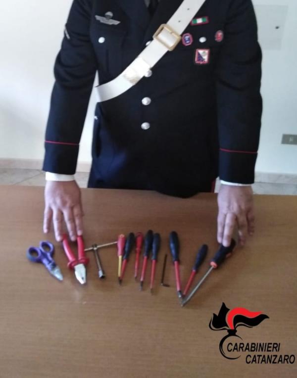 images Squillace, trovati con cacciaviti e arnesi da scasso: tre denunciati per tentato furto