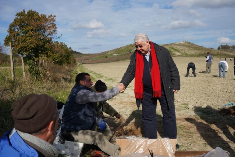 images REGIONALI. Prosegue il tour di Callipo oggi a tu per tu con i lavoratori e i produttori vinicoli del Crotonese