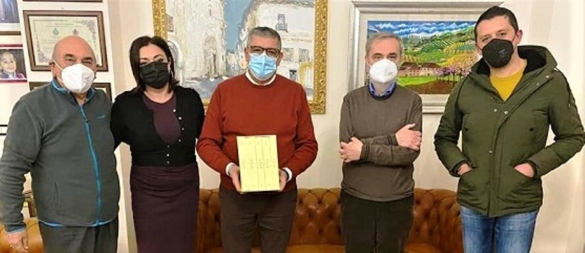 Cassano. L'associazione Irfea dona il "Catasto Onciario", il sindaco: "Un importante documento per gli storici e per i concittadini" images Cassano. L'associazione Irfea dona il "Catasto Onciario", il sindaco: "Un importante documento per gli storici e per i concittadini"