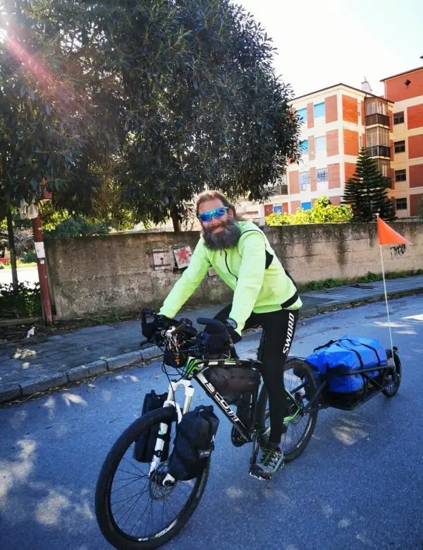 Il ciclista solitario Claudio Cavallo ha fatto tappa a Gerace images Il ciclista solitario Claudio Cavallo ha fatto tappa a Gerace