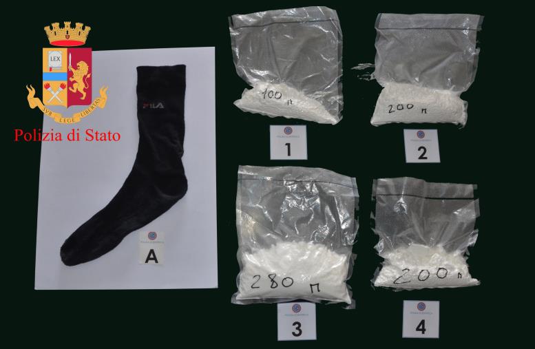 Cocaina nascosta in un calzino sotto il sedile lato passeggero dell’auto, un arresto a Gioia Tauro images Cocaina nascosta in un calzino sotto il sedile lato passeggero dell’auto, un arresto a Gioia Tauro