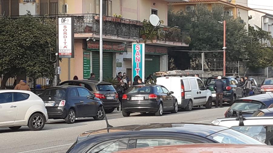 Coronavirus. Code davanti alle sanitarie alla ricerca spasmodica delle mascherine, ma non servono a tutti images Coronavirus. Code davanti alle sanitarie alla ricerca spasmodica delle mascherine, ma non servono a tutti