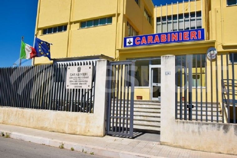 Strongoli, picchia il marito davanti ai 4 bambini: non potrà avvicinarsi a loro images Strongoli, picchia il marito davanti ai 4 bambini: non potrà avvicinarsi a loro