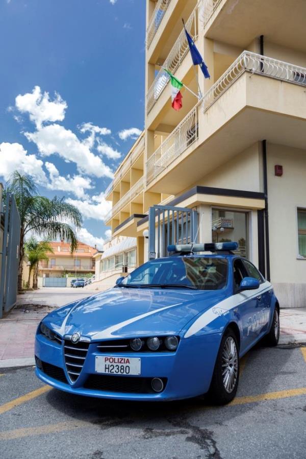 images Poliziotti si gettano in mare per salvare donna da suicidio&nbsp; &nbsp;E' accaduto a Siderno, raggiunta e portata a riva&nbsp;