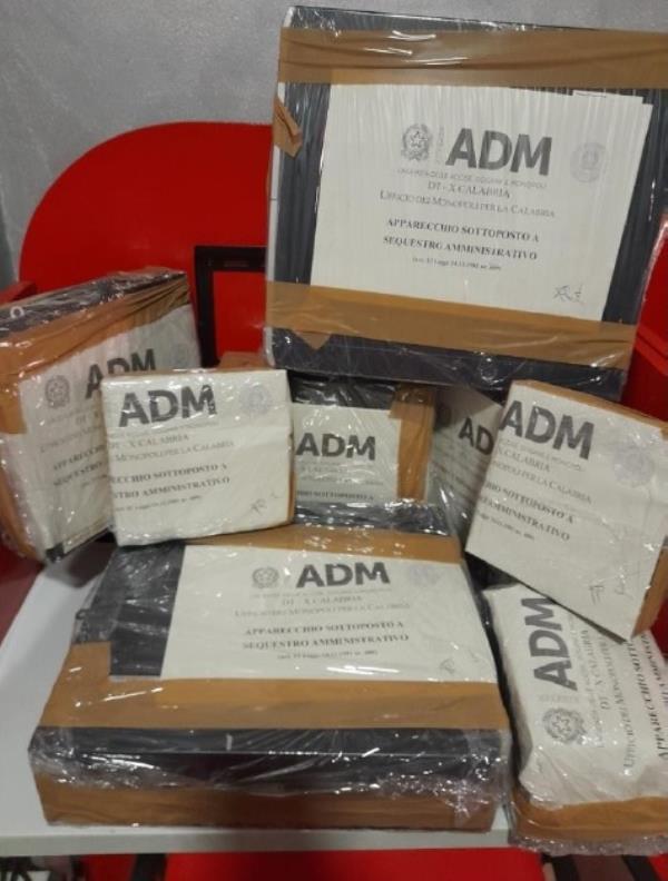 Rosarno, l'Agenzia dogane e monopoli sequestra sette postazioni informatiche images Rosarno, l'Agenzia dogane e monopoli sequestra sette postazioni informatiche