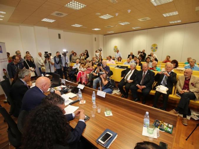 images Il sindaco prova a zittire l'aula: «Sono stato eletto per amministrare» (IN AGGIORNAMENTO)