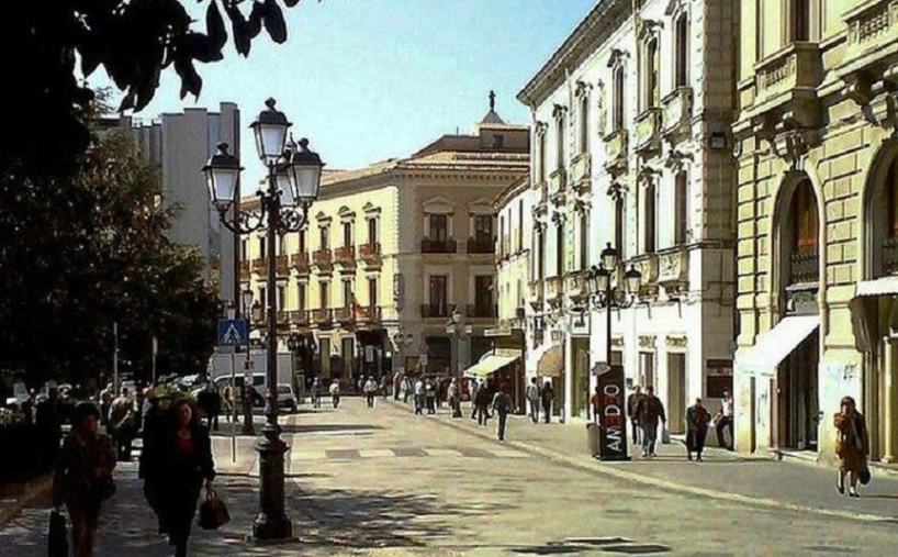 Zona arancione. La riapertura del commercio al dettaglio nel centro storico di Catanzaro, ma soffrono bar e ristoranti (VIDEO) images Zona arancione. La riapertura del commercio al dettaglio nel centro storico di Catanzaro, ma soffrono bar e ristoranti (VIDEO)