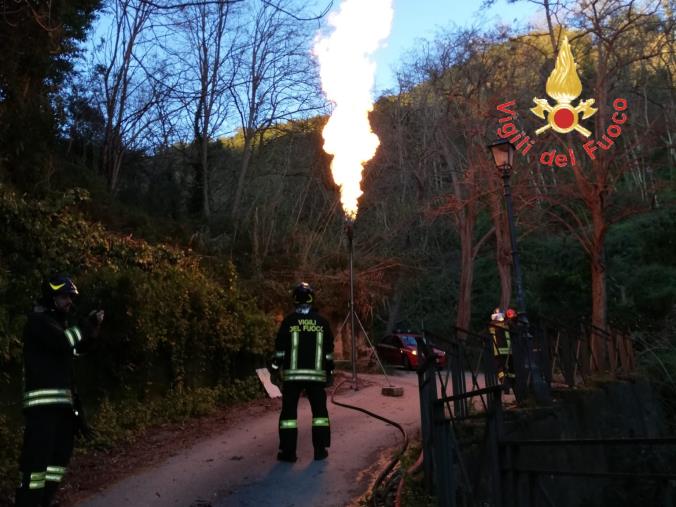 Lamezia Terme, crolla un muro vicino ad un serbatoio di benzina: vigili del fuoco ripristinano la situazione images Lamezia Terme, crolla un muro vicino ad un serbatoio di benzina: vigili del fuoco ripristinano la situazione