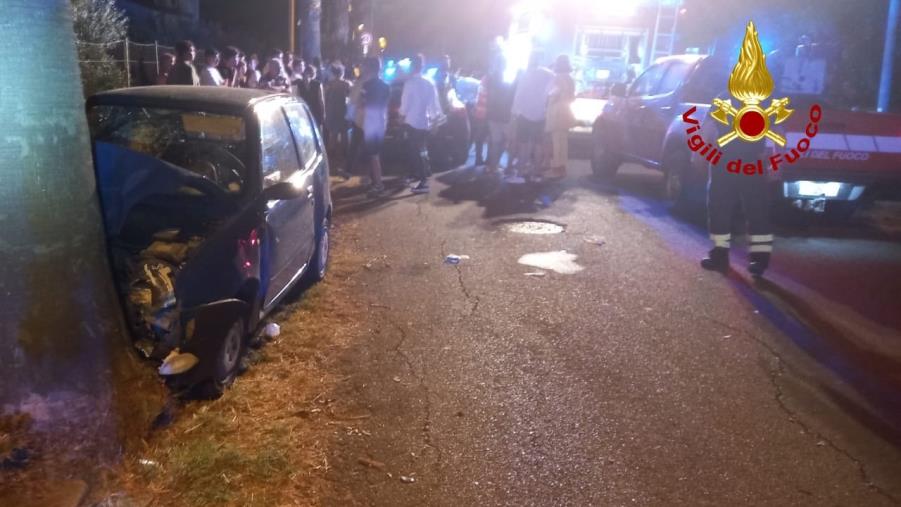 images Incidente a Cropani. Un’auto va a finire contro un albero: due giovani salvati dai Vigili del fuoco