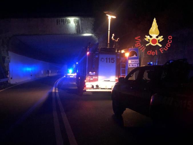 images Cadono calcinacci all'ingresso della galleria Ponte Grande: intervento dei Vigili del Fuoco 