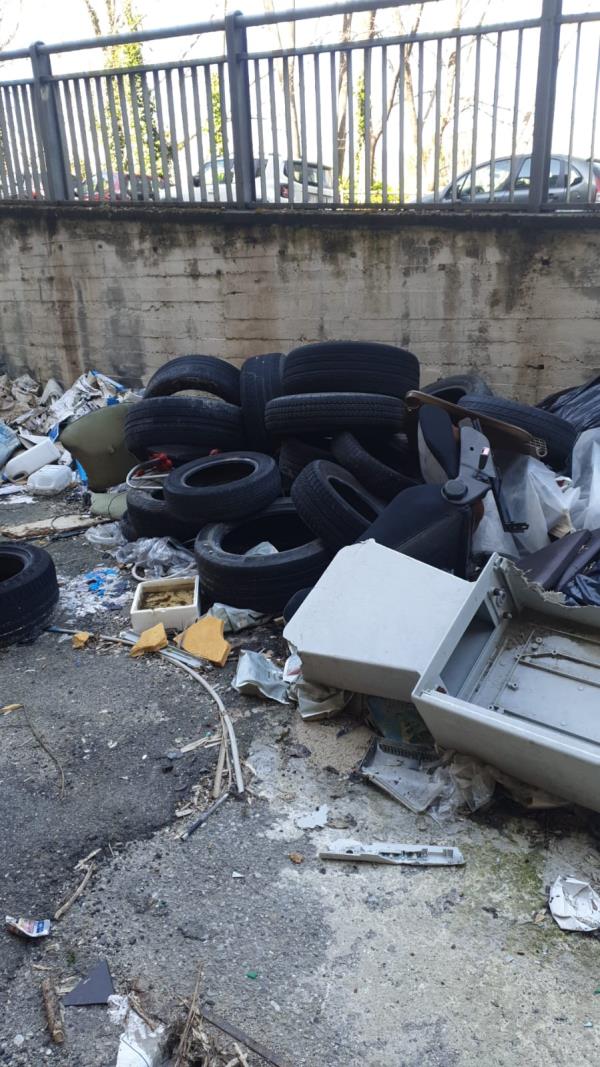 Parcheggi a Catanzaro, Lega: "Annunciati 35 posti auto al Multipiano, ma c'è soltanto una discarica abusiva" images Parcheggi a Catanzaro, Lega: "Annunciati 35 posti auto al Multipiano, ma c'è soltanto una discarica abusiva"