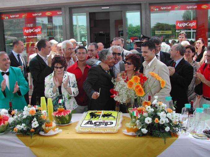 images Stazione di servizio Agip in Viale Isonzo a Catanzaro, lo sfogo del titolare: "20 anni di decadentismo"