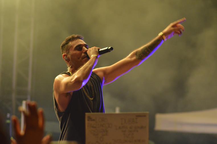 images Il "King del Rap" infiamma Roccella: in migliaia per Marracash (VIDEO)