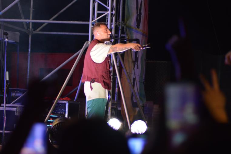 images Coez fa "volare" Roccella Jonica: migliaia di voci incantano il Teatro al Castello (VIDEO)