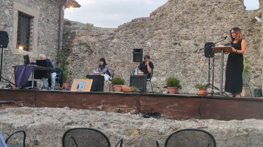 Domenico Dara sfoglia le pagine del suo "Malinverno" nel castello di Squillace images Domenico Dara sfoglia le pagine del suo "Malinverno" nel castello di Squillace