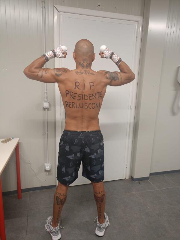 images L’atleta tunisino Khalladi si tatua il nome di Silvio Berlusconi sulla schiena 