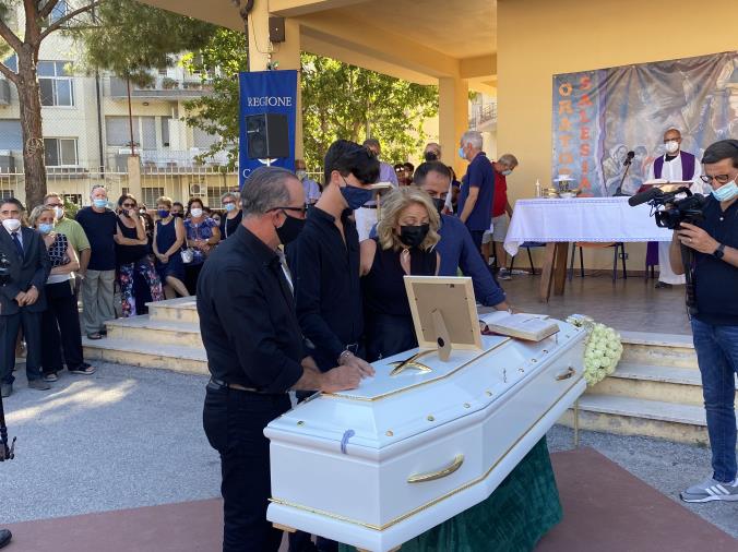 Addio a Simona: in migliaia al funerale della 20enne di Soverato tra lacrime e rabbia (VIDEO) images Addio a Simona: in migliaia al funerale della 20enne di Soverato tra lacrime e rabbia (VIDEO)
