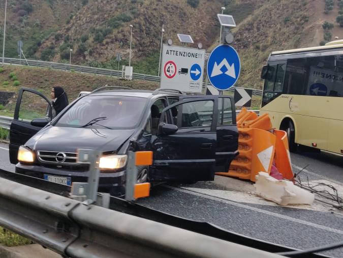 Catanzaro, perde il controllo dell’auto e finisce contro il guard rail images Catanzaro, perde il controllo dell’auto e finisce contro il guard rail