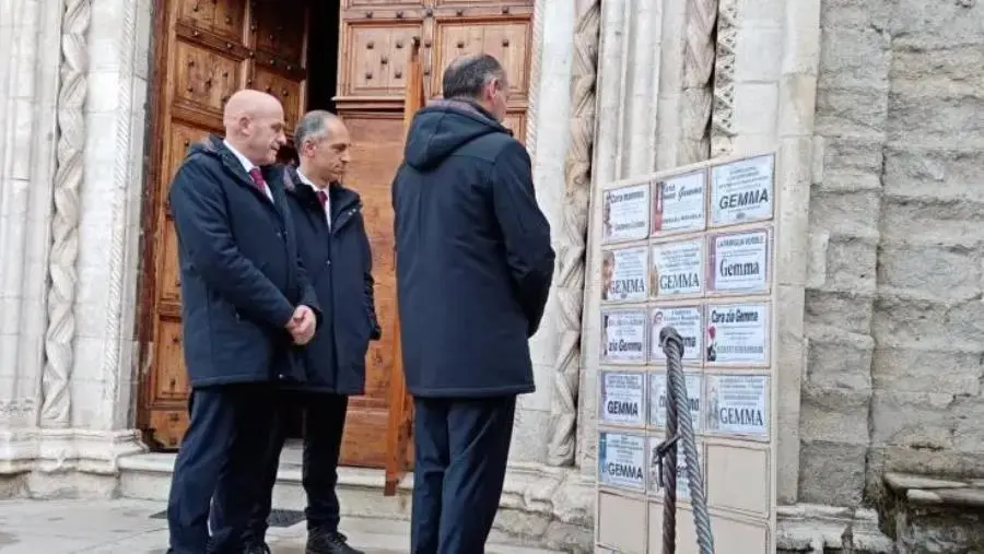 images Lettera a Tito, la nuova usanza dei manifesti da lutto davanti casa e chiesa per onorare il defunto e confortare la sua famiglia