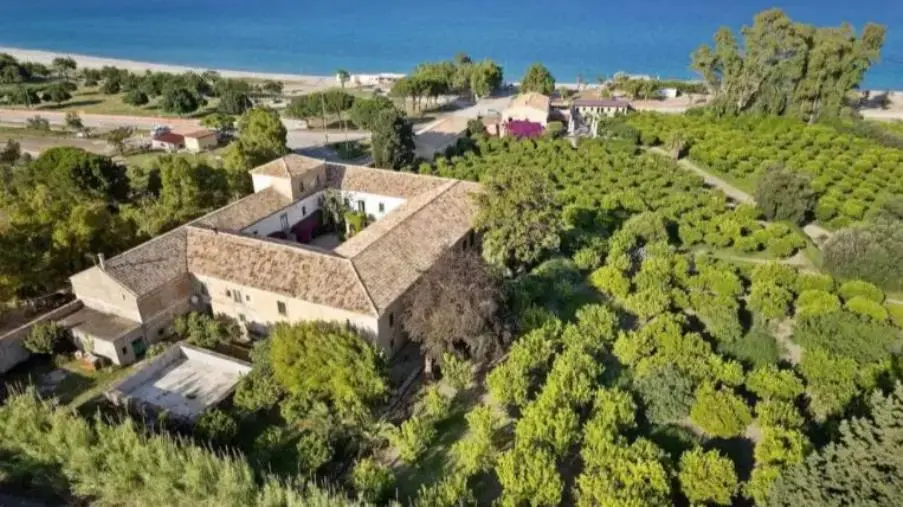 Lettera a Tito, significati sociali della messa in vendita della Villa-Tenuta dei baroni Pàparo al mare di Badolato images Lettera a Tito, significati sociali della messa in vendita della Villa-Tenuta dei baroni Pàparo al mare di Badolato