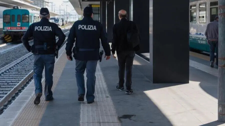 Ricercato in tutta Europa per violenza su minori, beccato sul treno dalla Polfer di Paola images Ricercato in tutta Europa per violenza su minori, beccato sul treno dalla Polfer di Paola
