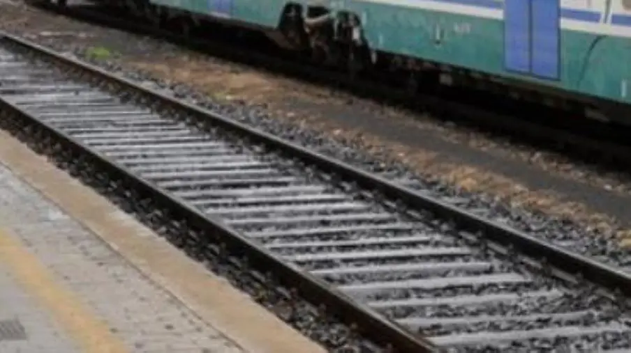 Cade palo elettrico, ripristinata la linea treni vicino a Lamezia