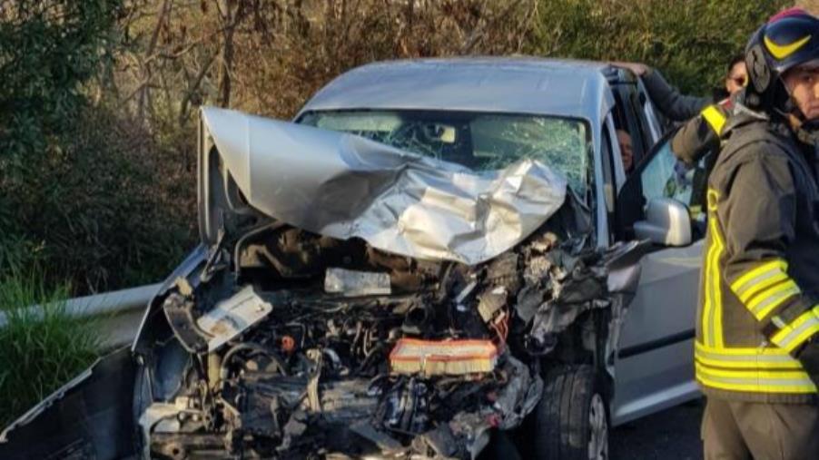 images Scontro tra 4 auto sulla 106 a Montauro: 4 feriti 